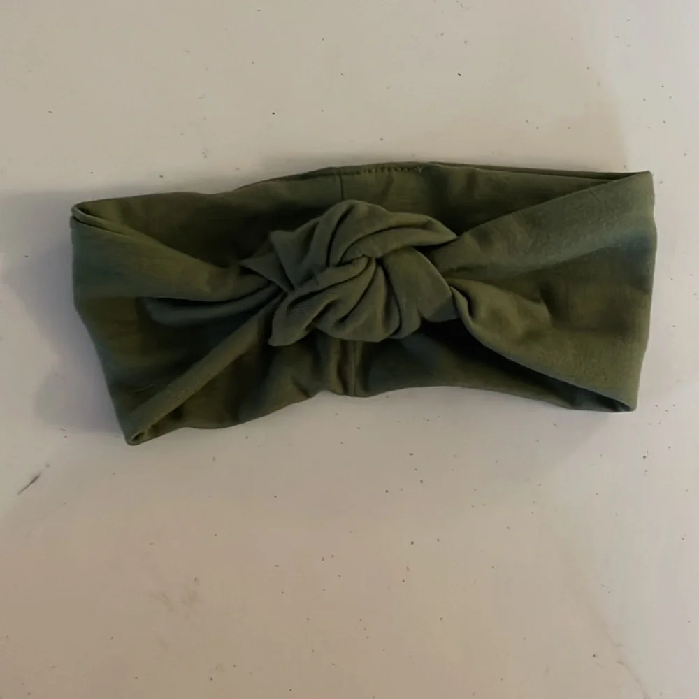 NWOT Flower and olive set with headband- 187